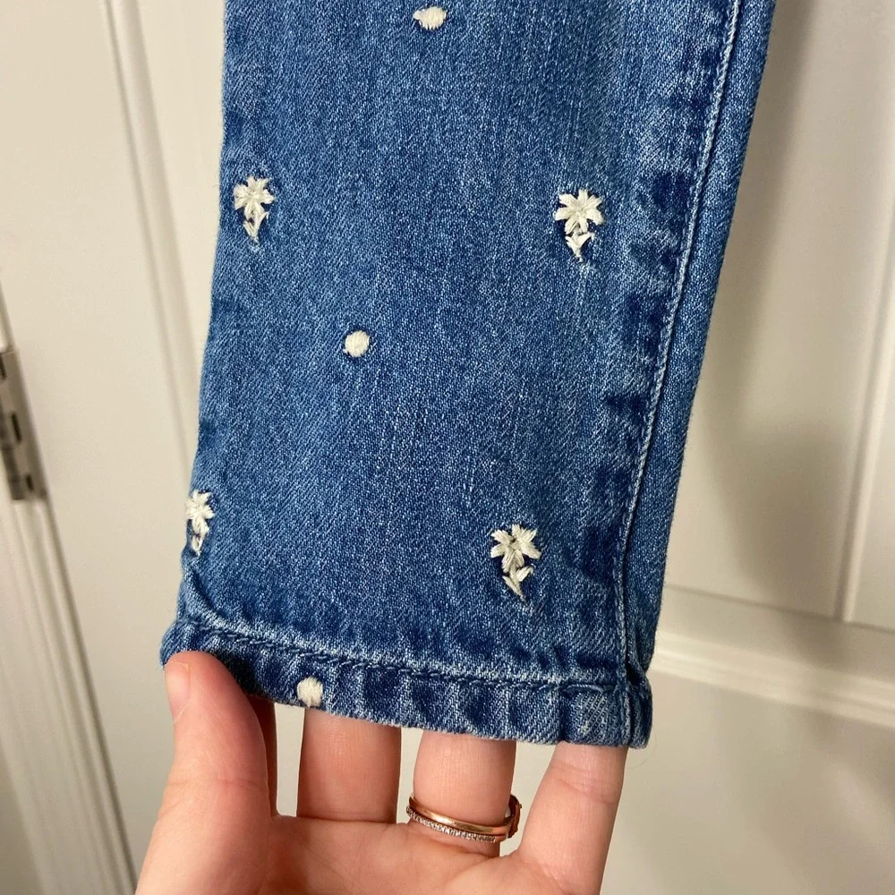Baby GAP girl’s medium wash denim floral embroidered girlfriend jeans‎ 4 years